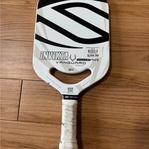 Invikta Vanguard Pickleball Paddle - Black and White